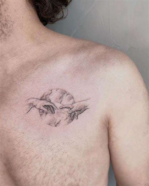 tatuajes en el pecho pequeos para hombres|Tatuajes Pequeños para Hombres en el Pecho: Significados y。